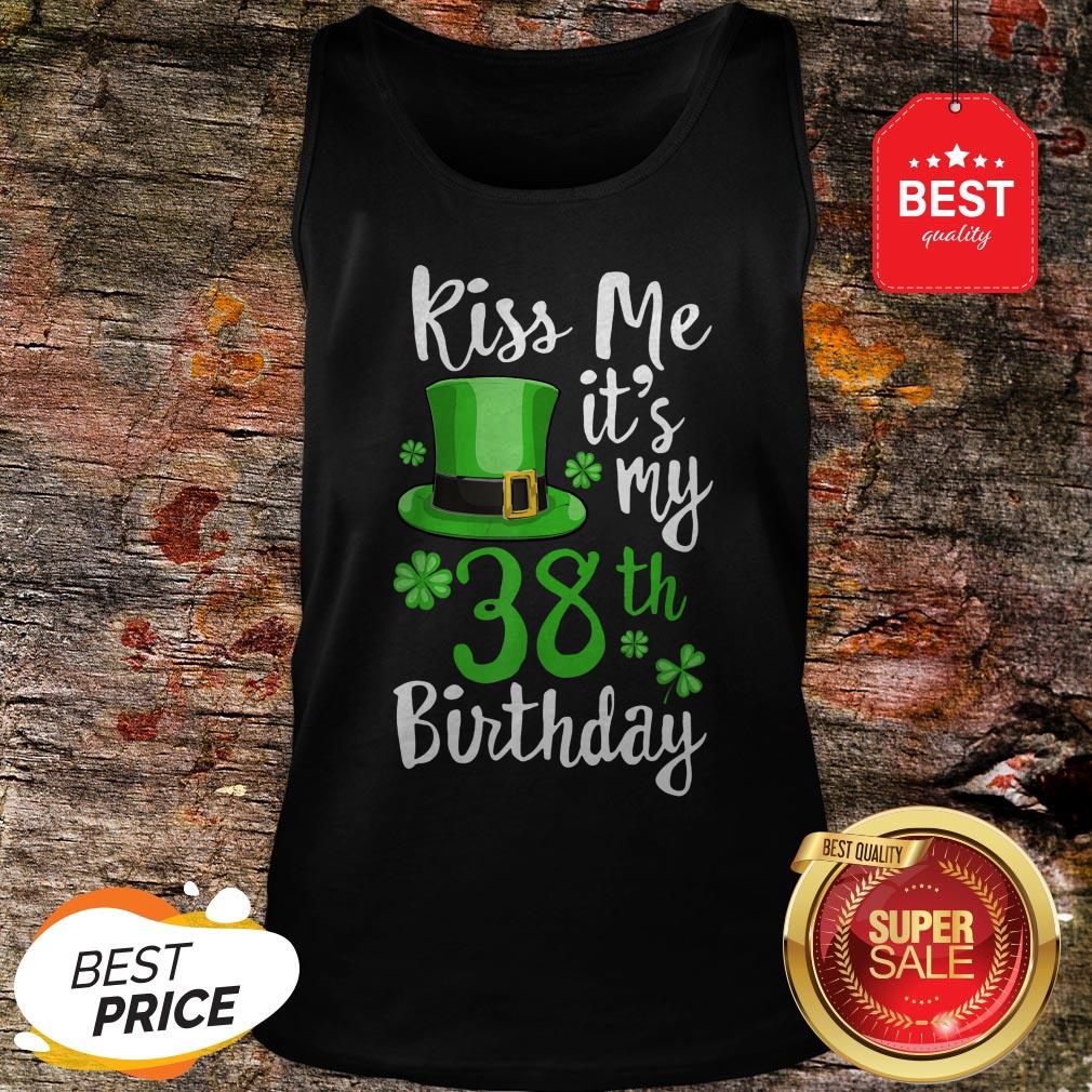 Kiss Me It’s My 38th Birthday St Patricks Day Shamrock Gift Shirt