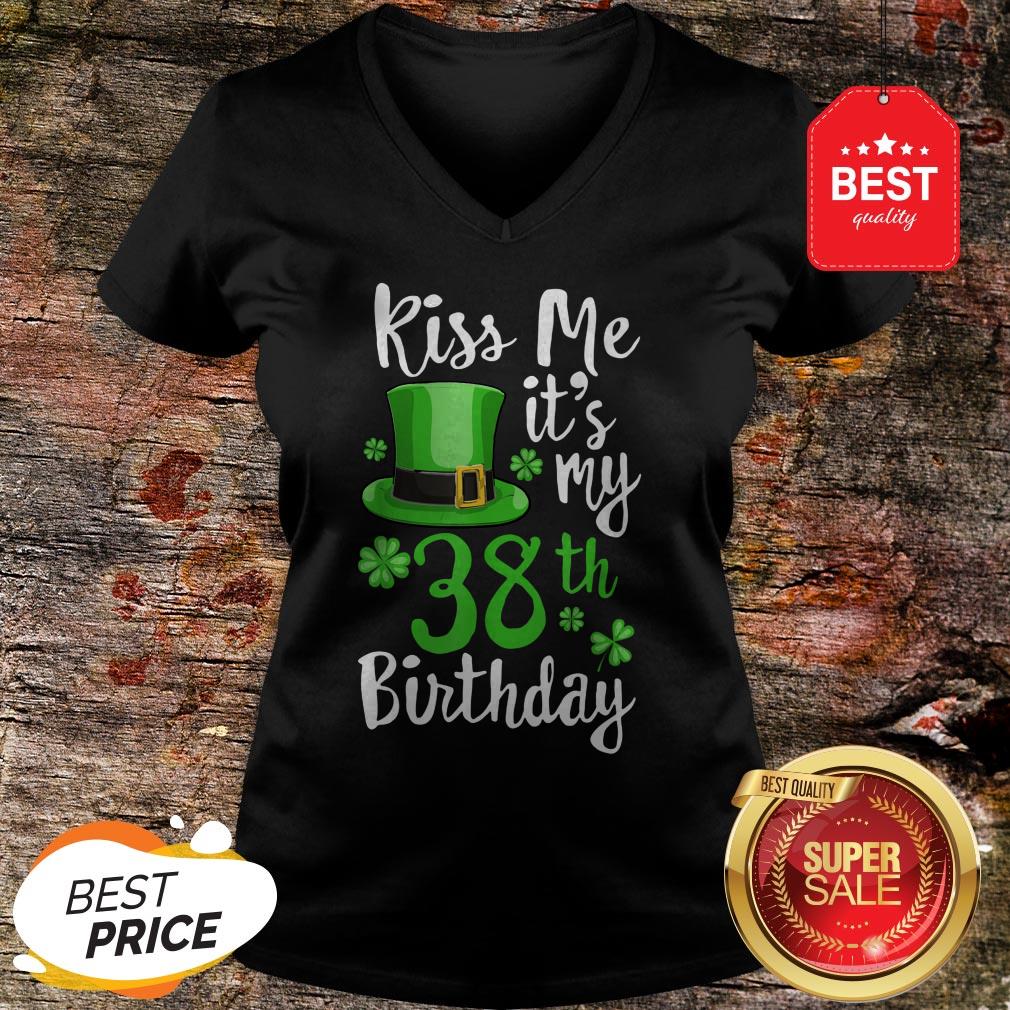Kiss Me It’s My 38th Birthday St Patricks Day Shamrock Gift Shirt