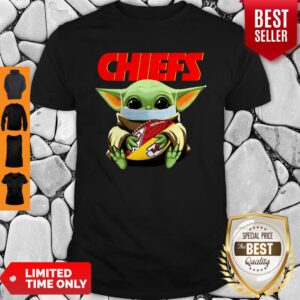 Top Baby Yoda Face Mask Hug Kansas City Chiefs Shirt