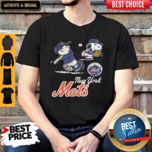 Nice Charlie Brown And Snoopy Play Baseball New York Mets Shirt