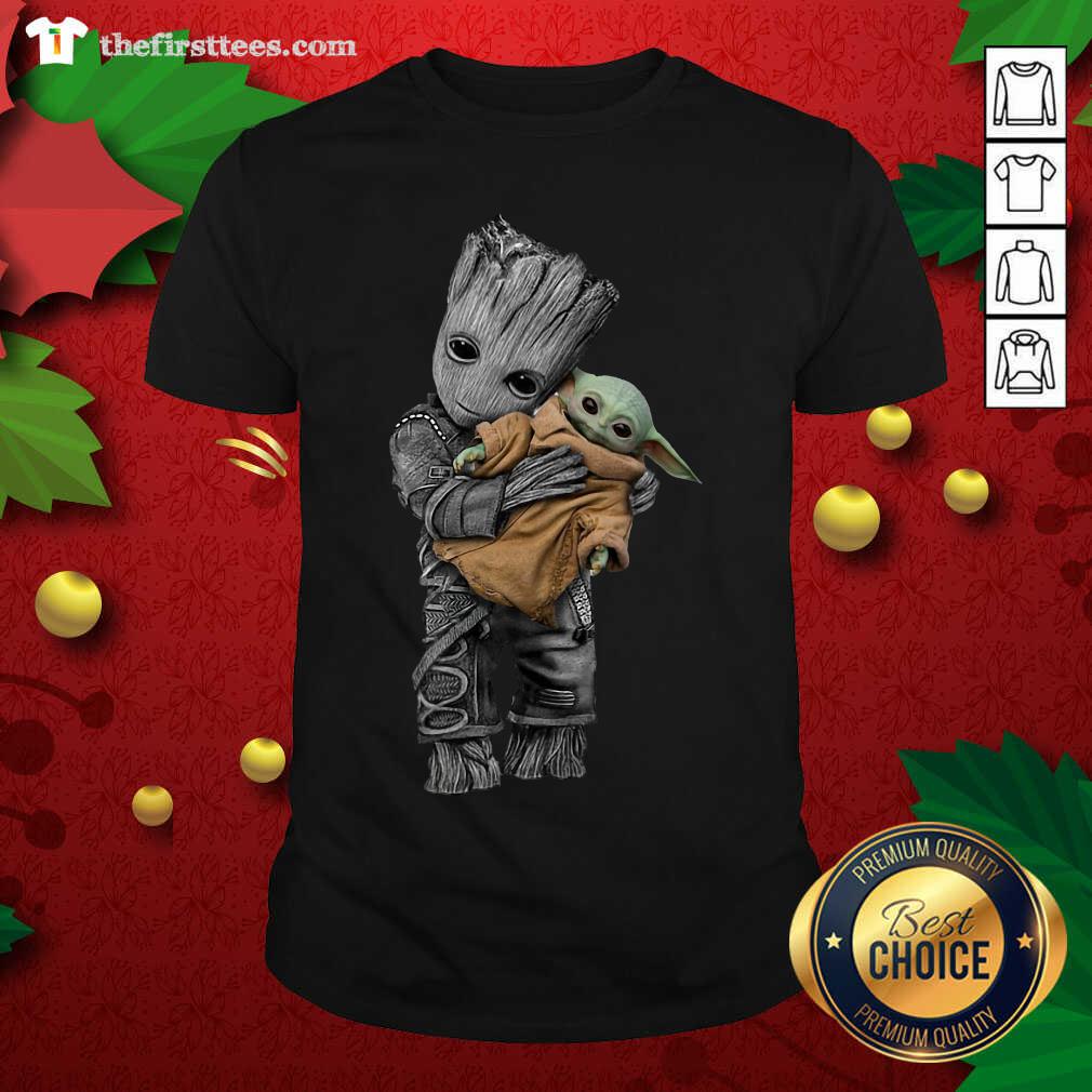 Lovely The Baby Groot Hug Baby Yoda Shirt