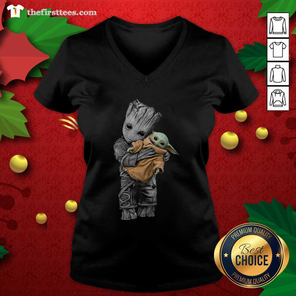 Lovely The Baby Groot Hug Baby Yoda Shirt