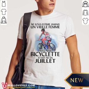 So Ne Sous Estimez Jamais Un Vieille Femme Avec Une Bicyclette Et Est Ne En Juillet Shirt