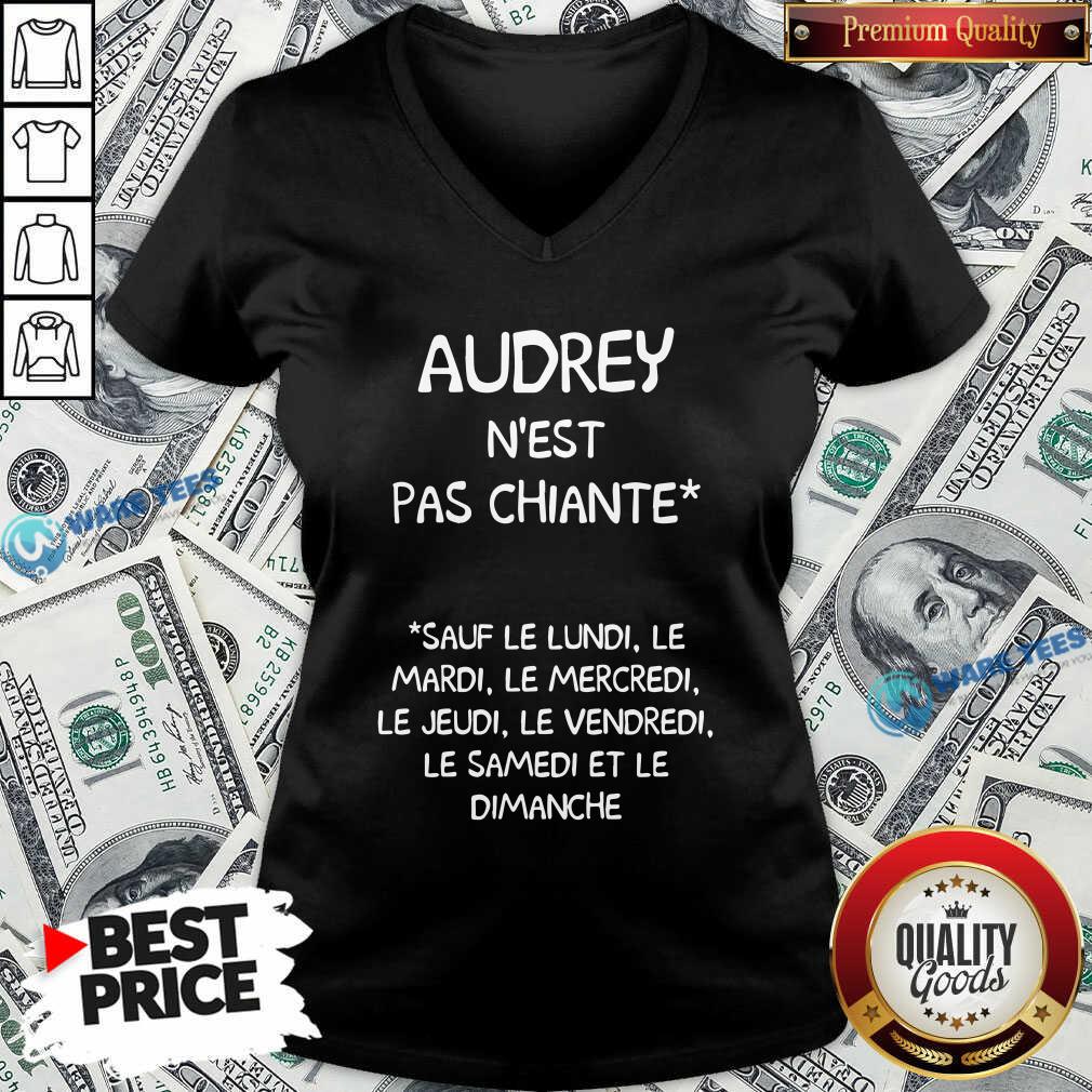audrey-nest-pas-chiante-sauf-le-lundi-le-mardi-le-mercredi-le-jeudi-le-vendredi-v-neck.jpg