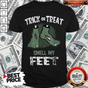 Nice Zombie Trick Or Treat Smell My Feet Halloween Shirt