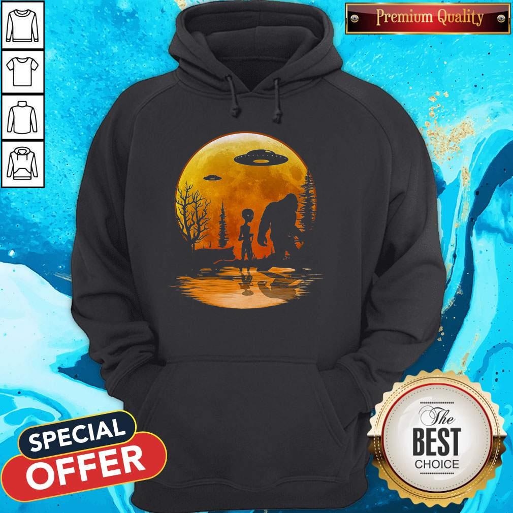 Awesome Bigfoot And Alien Under The Moon Shirt