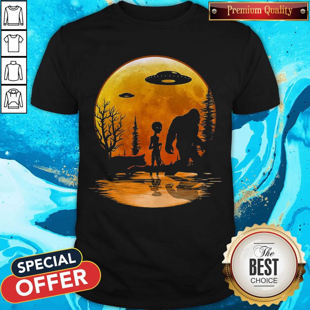 Awesome Bigfoot And Alien Under The Moon Shirt