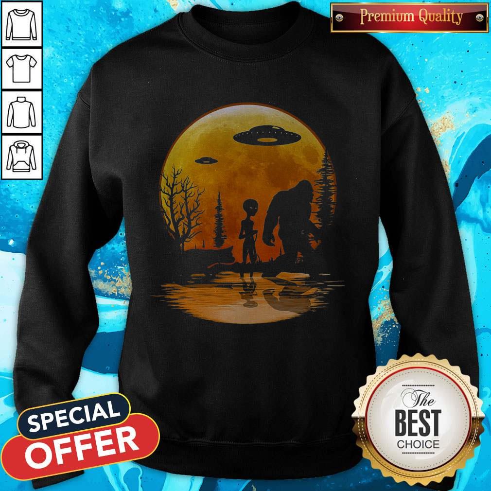 Awesome Bigfoot And Alien Under The Moon Shirt