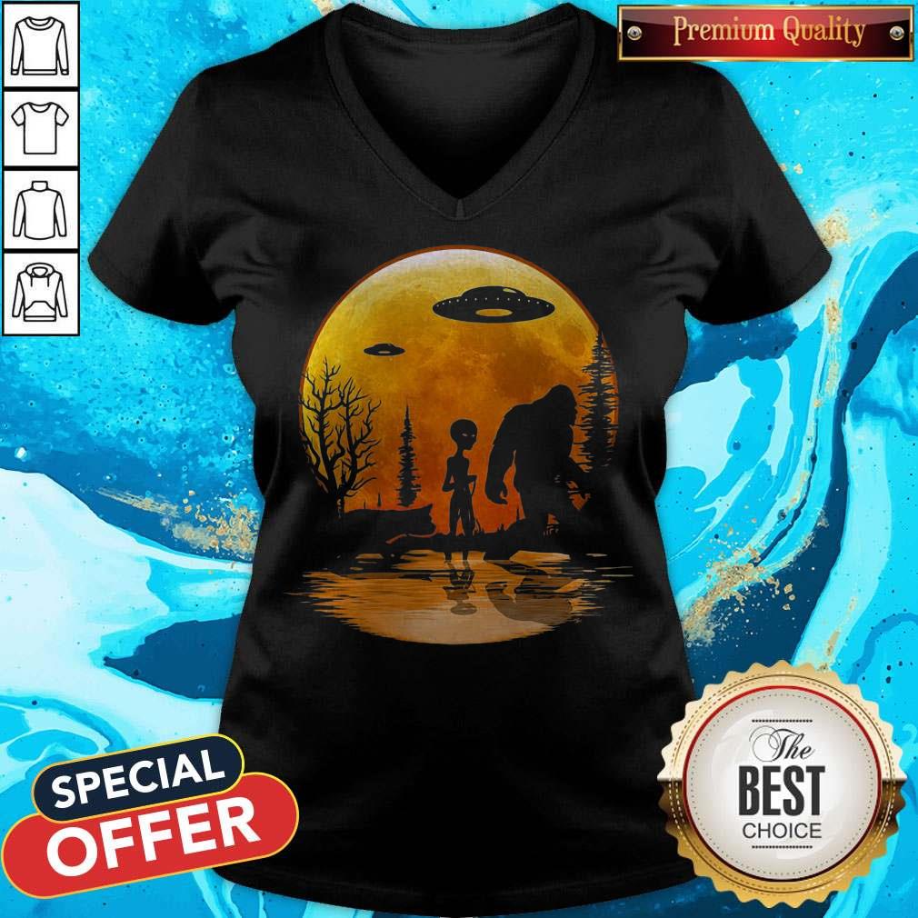 Awesome Bigfoot And Alien Under The Moon Shirt