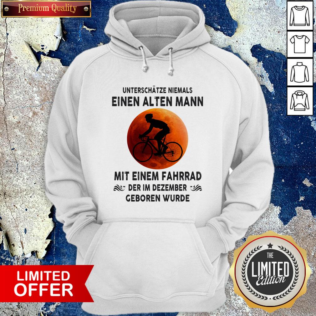 bicycle-unterschatze-niemals-einen-alten-mann-mit-einem-fahrrad-der-im-dezember-geboren-wurde-hoodie-4.jpg