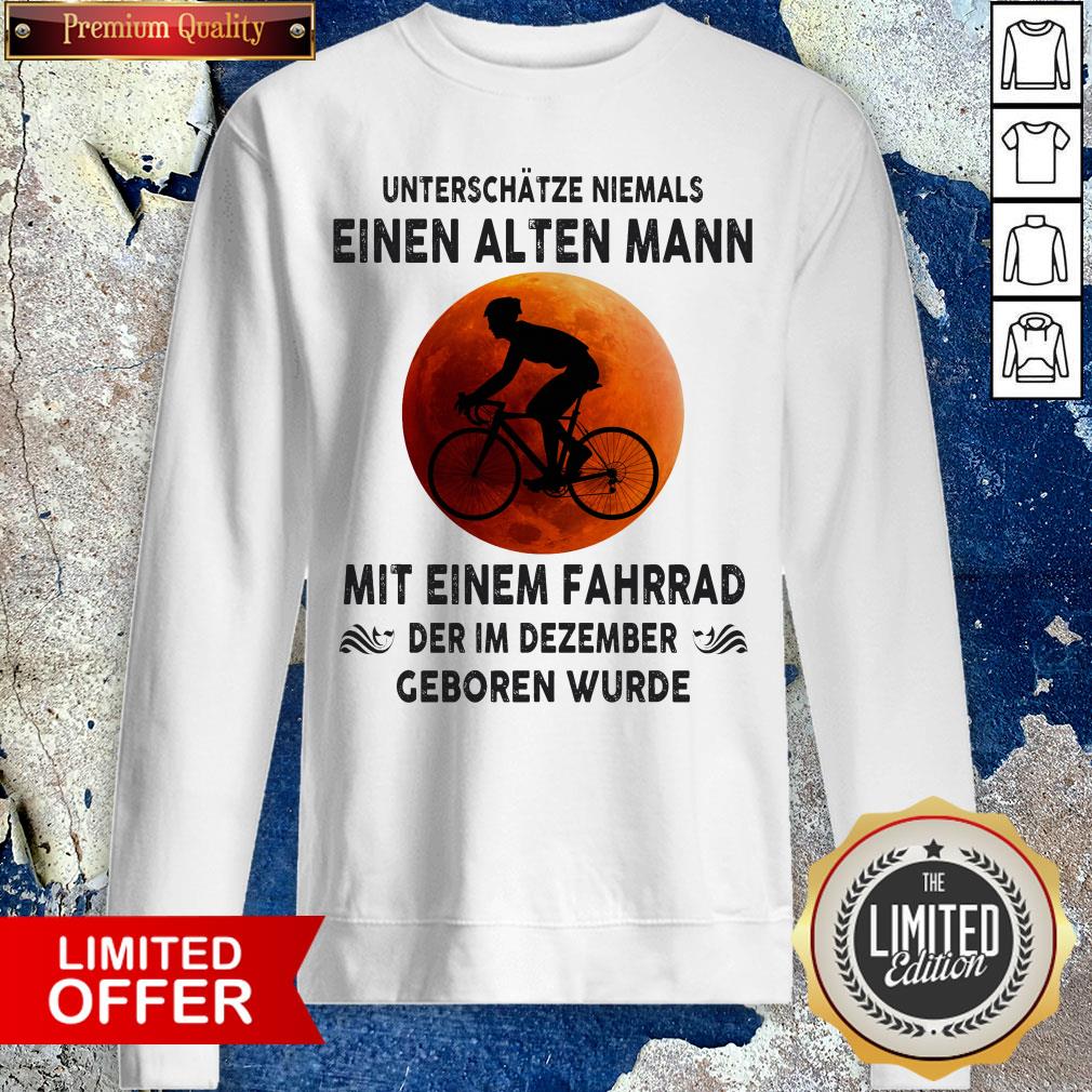 bicycle-unterschatze-niemals-einen-alten-mann-mit-einem-fahrrad-der-im-dezember-geboren-wurde-sweatshirt-4.jpg