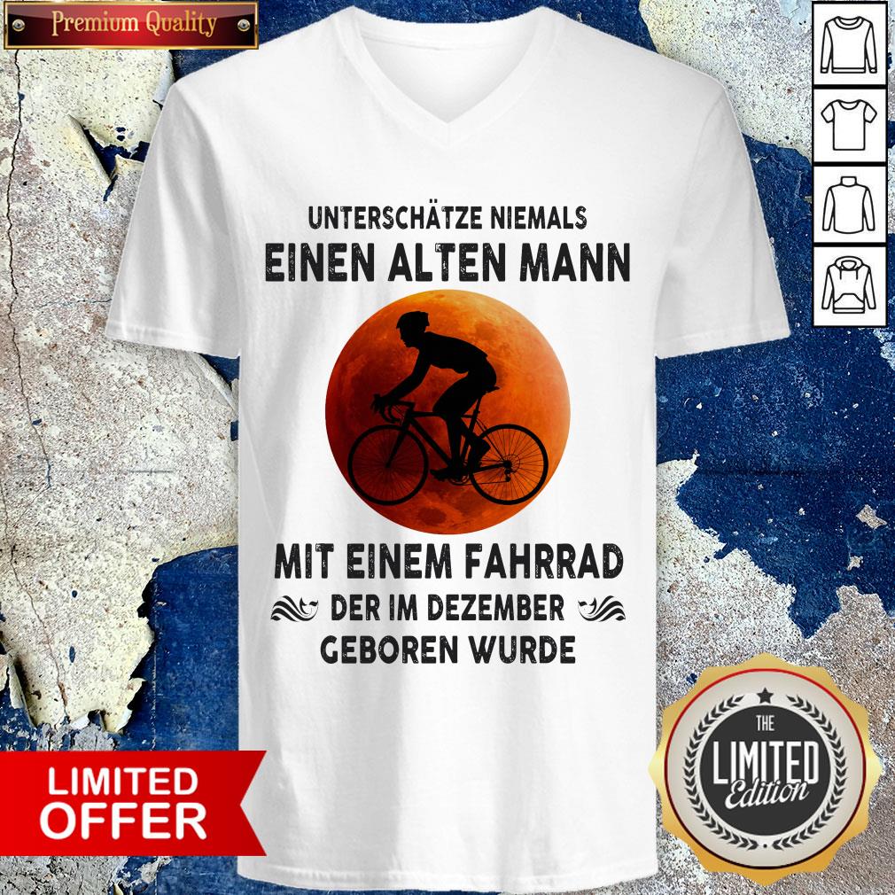 bicycle-unterschatze-niemals-einen-alten-mann-mit-einem-fahrrad-der-im-dezember-geboren-wurde-v-neck-4.jpg