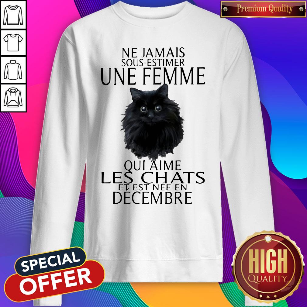 black-cat-ne-jamais-sous-estimer-une-femme-qui-aime-les-chats-et-1est-nee-en-decembre-sweatshirt.jpg