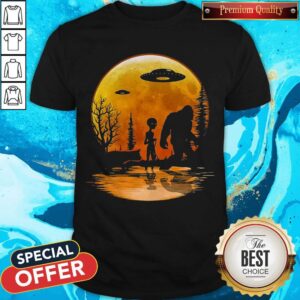 Awesome Bigfoot And Alien Under The Moon Shirt