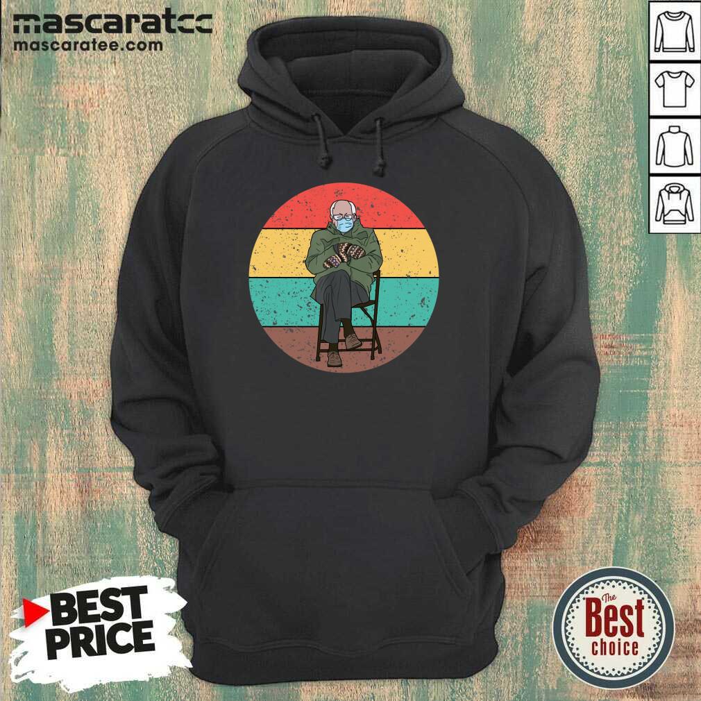 hot-bernie-sanders-mitaines-meme-assis-portant-un-masque-vintage-essentiel-hoodie.jpg