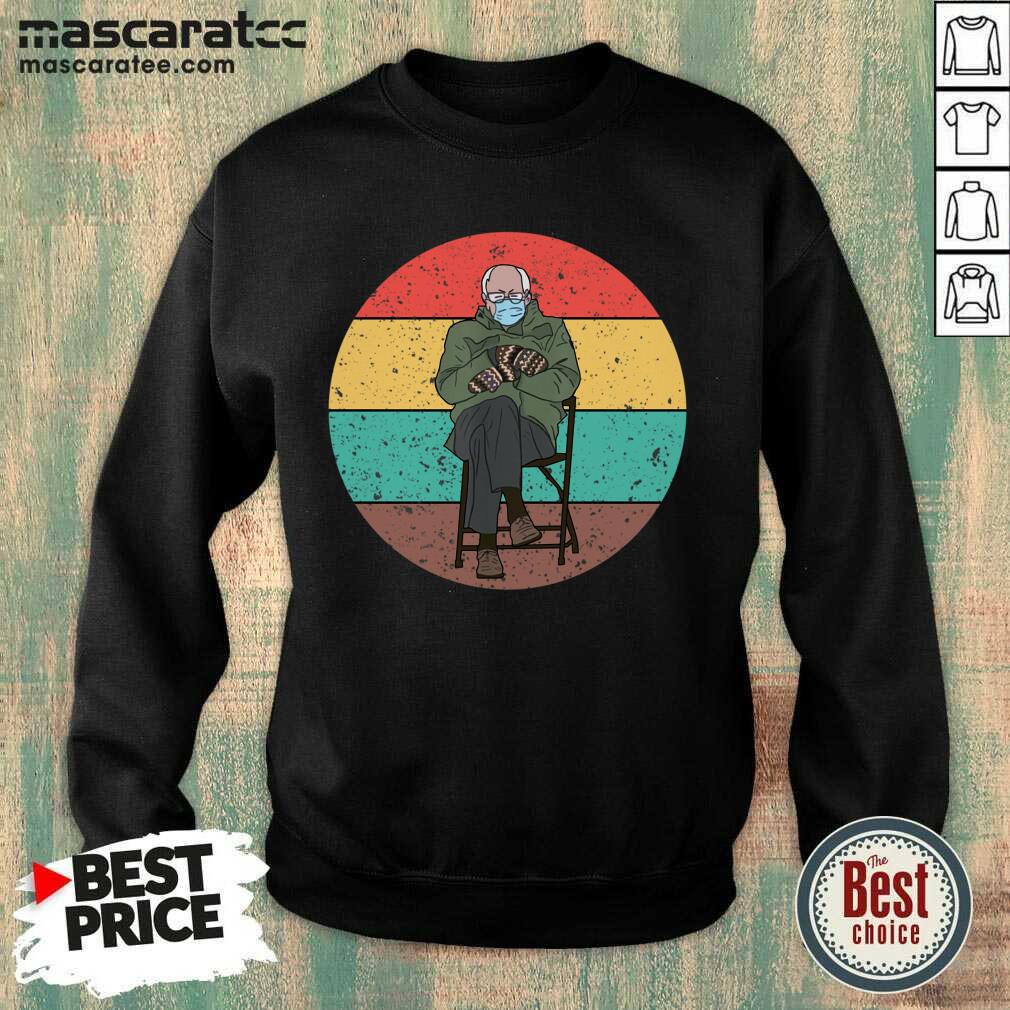 hot-bernie-sanders-mitaines-meme-assis-portant-un-masque-vintage-essentiel-sweatshirt.jpg
