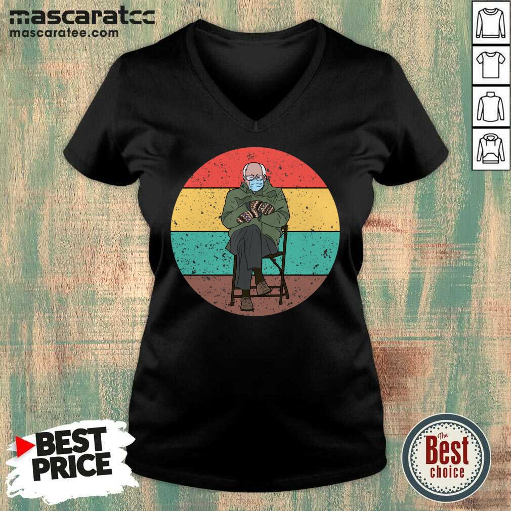 hot-bernie-sanders-mitaines-meme-assis-portant-un-masque-vintage-essentiel-v-neck.jpg