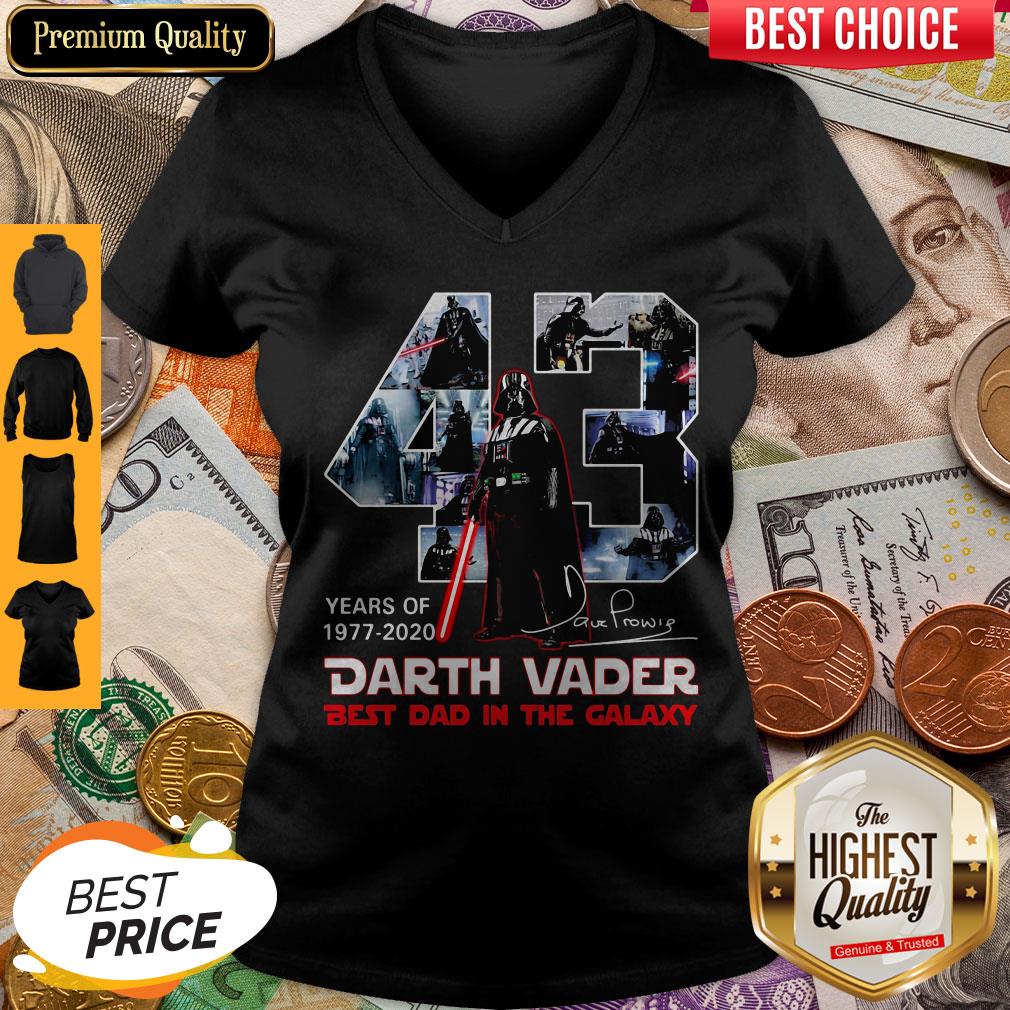 original-43-years-of-1977-2020-darth-vader-best-dad-in-the-galaxy-signature-v-neck.jpg
