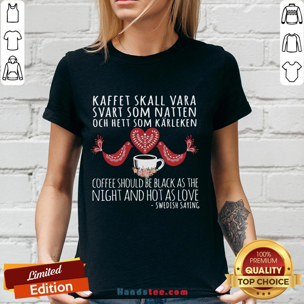 pretty-kaffet-skall-vara-svart-som-natten-och-hett-som-karleken-coffee-should-be-black-v-neck.jpg