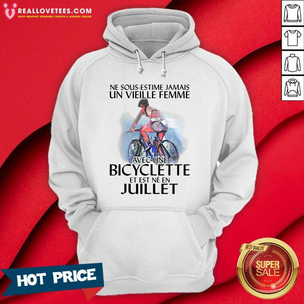 so-ne-sous-estimez-jamais-un-vieille-femme-avec-une-bicyclette-et-est-ne-en-juillet-hoodie.jpg