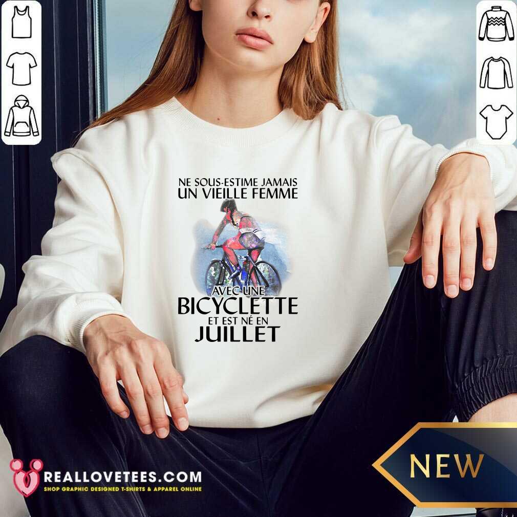 so-ne-sous-estimez-jamais-un-vieille-femme-avec-une-bicyclette-et-est-ne-en-juillet-sweatshirt.jpg
