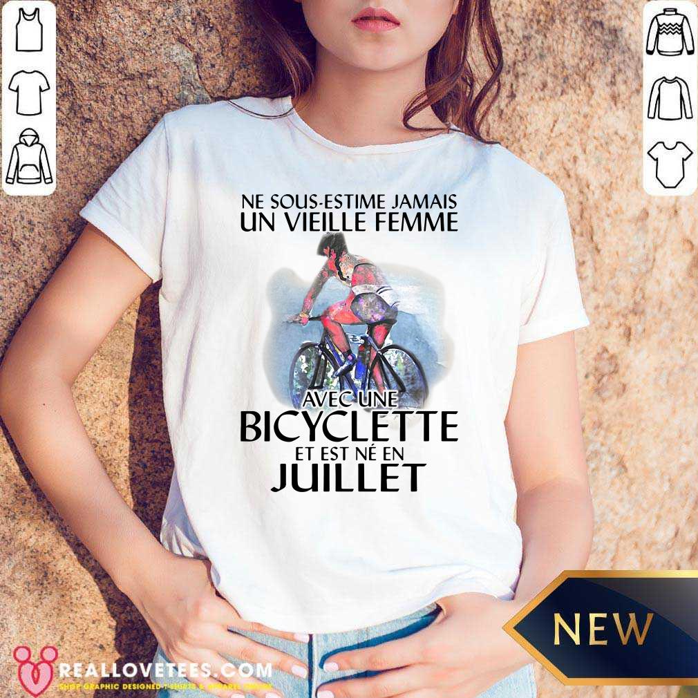 so-ne-sous-estimez-jamais-un-vieille-femme-avec-une-bicyclette-et-est-ne-en-juillet-v-neck.jpg