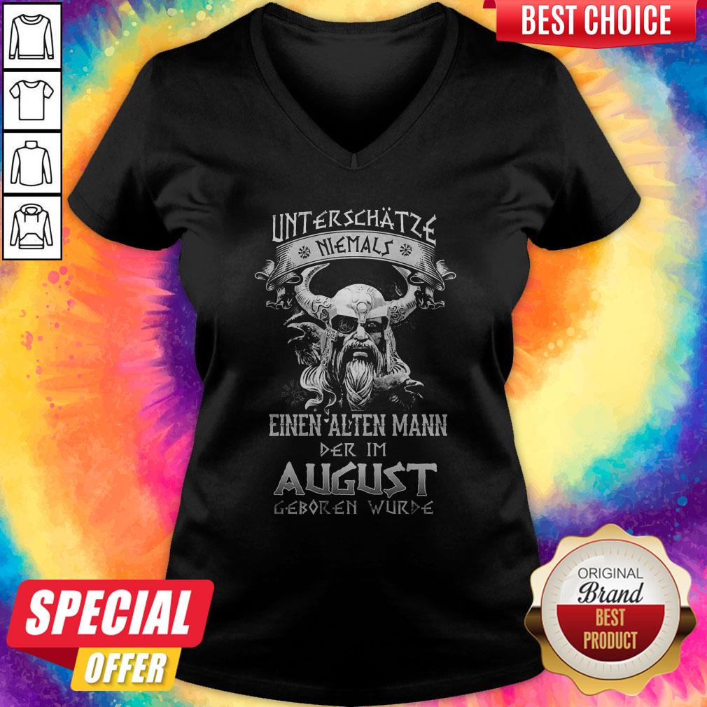 Unterschatze Niemals Einen Alten Mann Der Im August Geboren Wurde Shirt