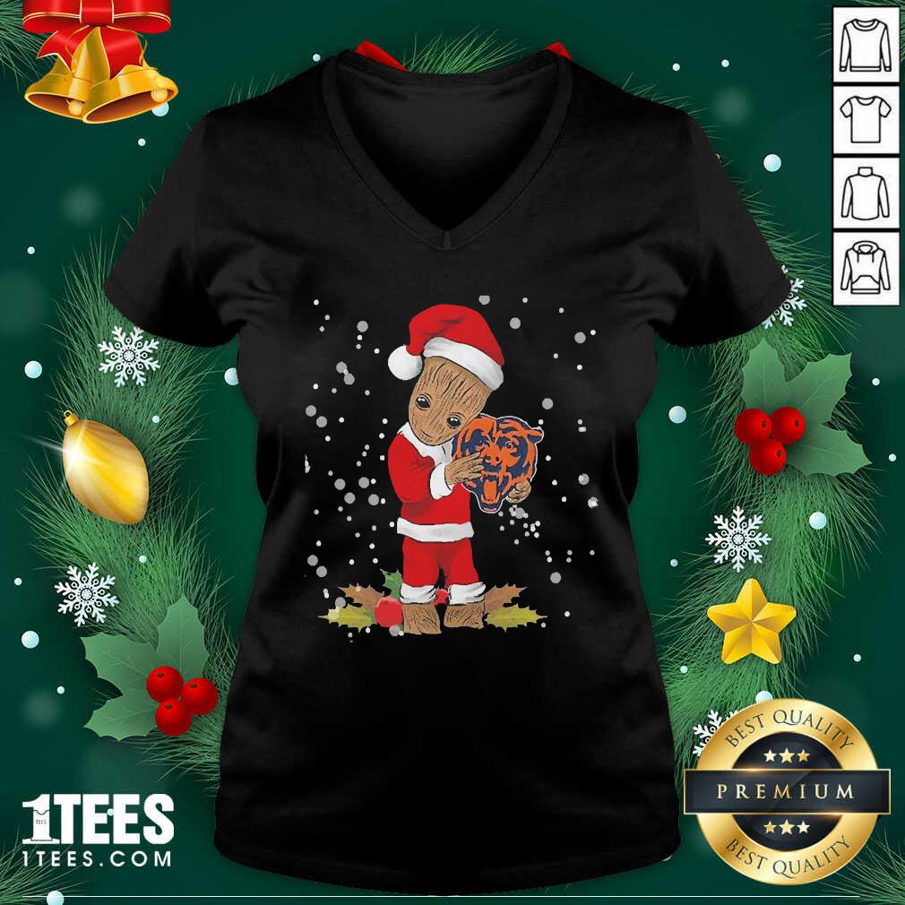 Wonder Santa Baby Groot Hug Chicago Bears Christmas Shirt