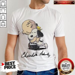 Top The Charlie Brown Hug Snoopy Signature Shirt