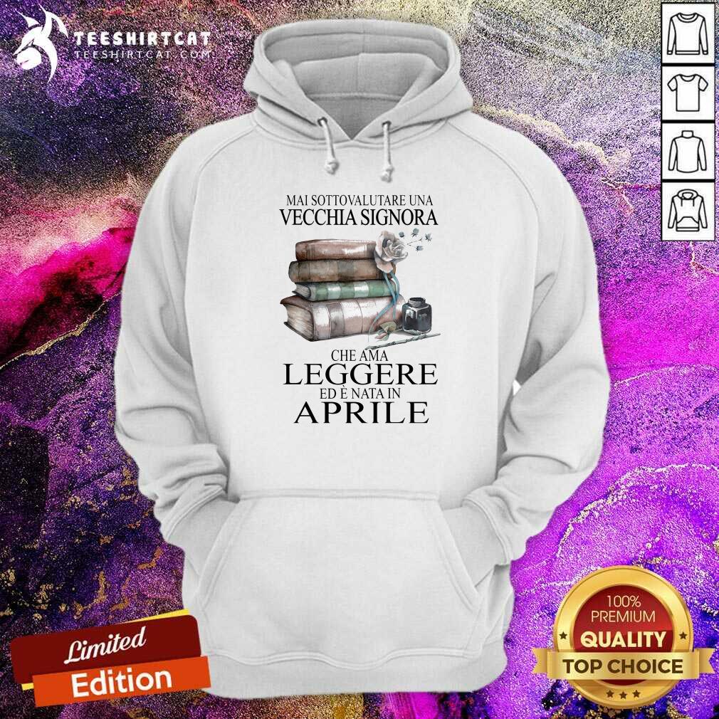 happy-mai-sottovalutare-una-vecchia-signora-che-ama-leggere-aprile-book-and-flower-hoodie.jpg