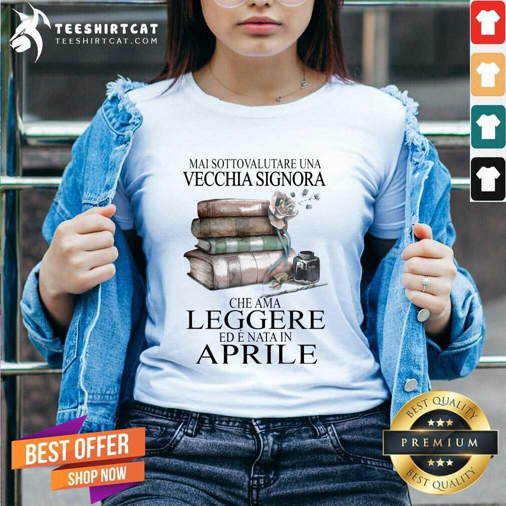 happy-mai-sottovalutare-una-vecchia-signora-che-ama-leggere-aprile-book-and-flower-v-neck.jpg