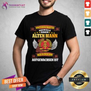 Official Unterschatze Niemals Einen Alten Mann Der In Der Ddr Aufgewachsen Ist Shirt