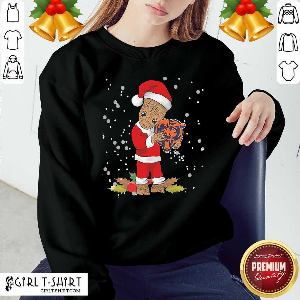 Great Santa Baby Groot Hug Chicago Bears Christmas Shirt