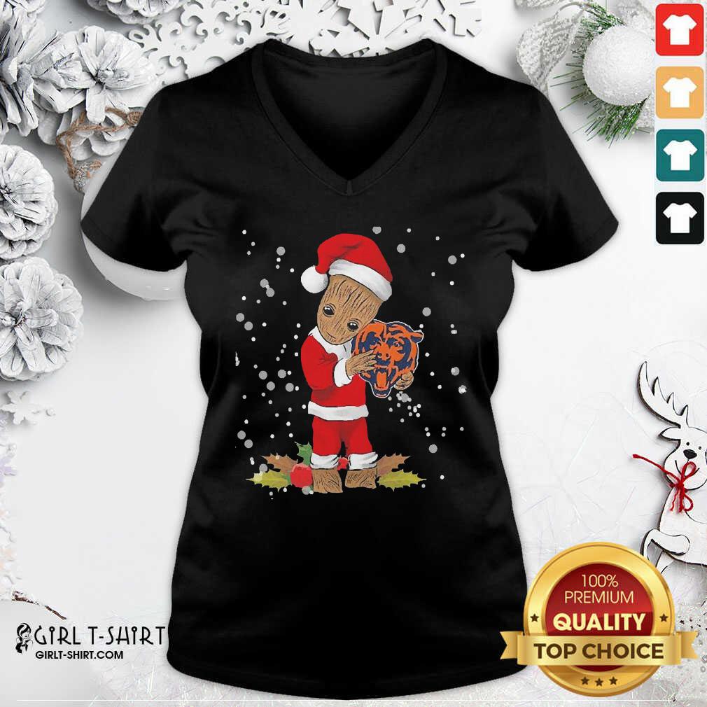 Great Santa Baby Groot Hug Chicago Bears Christmas Shirt