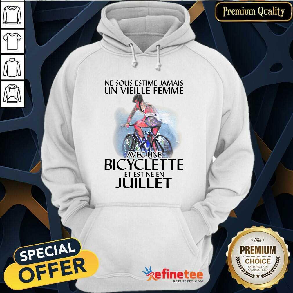 pro-ne-sous-estimez-jamais-un-vieille-femme-avec-une-bicyclette-et-est-ne-en-juillet-hoodie.jpg
