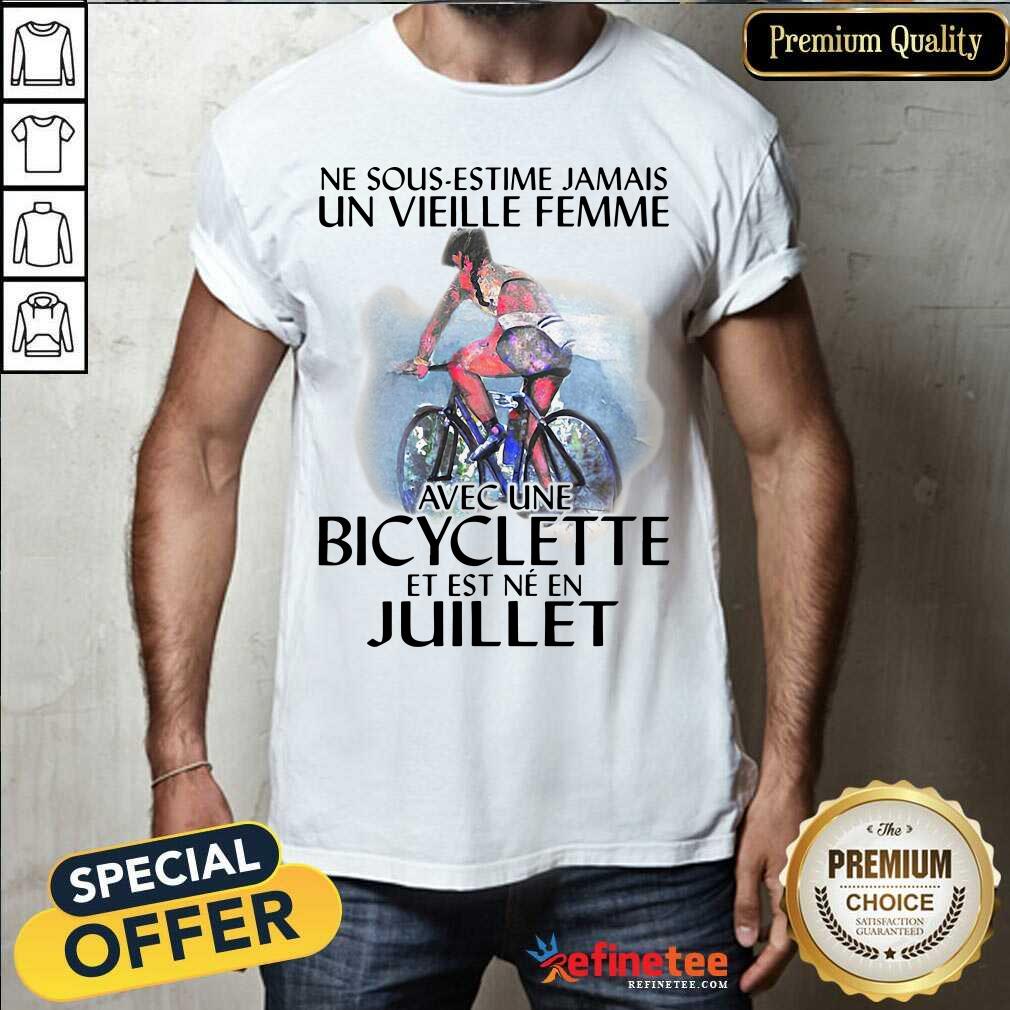 pro-ne-sous-estimez-jamais-un-vieille-femme-avec-une-bicyclette-et-est-ne-en-juillet-shirt.jpg