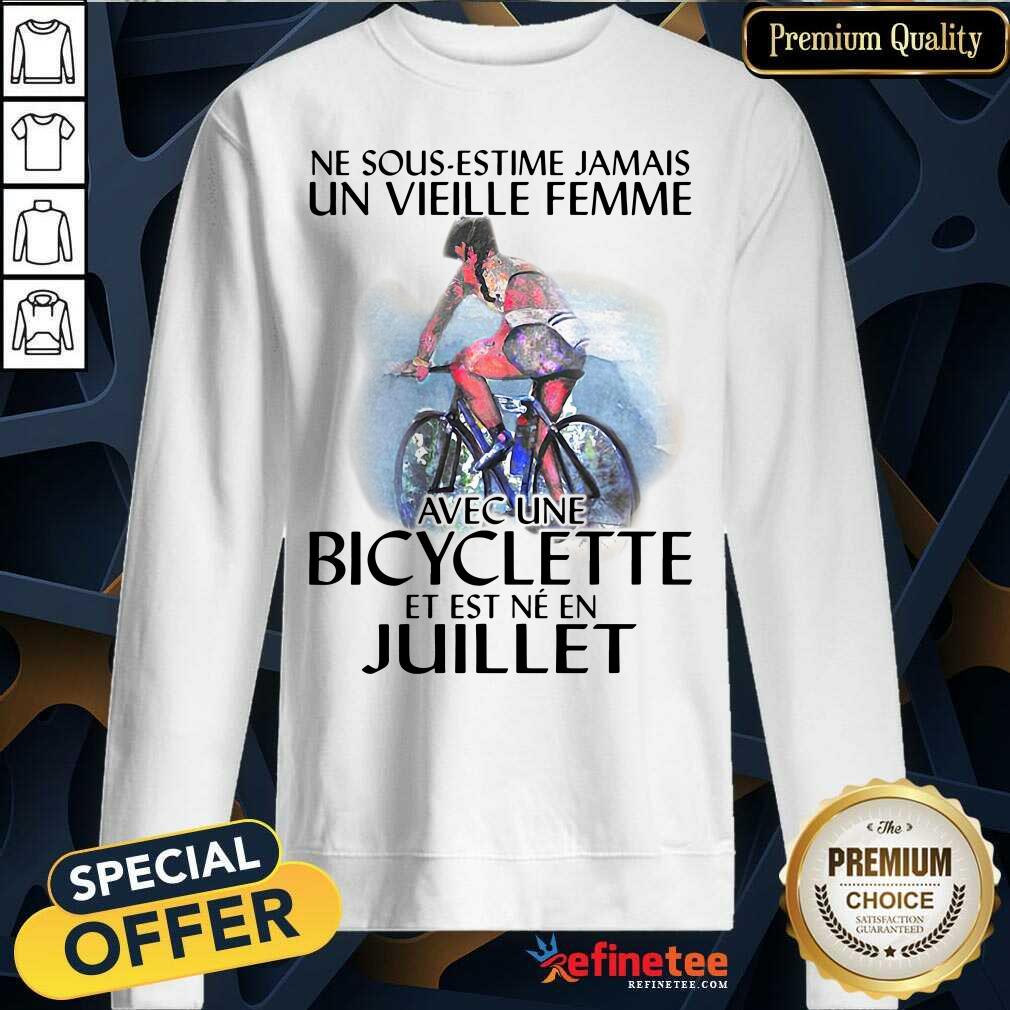 pro-ne-sous-estimez-jamais-un-vieille-femme-avec-une-bicyclette-et-est-ne-en-juillet-sweatshirt.jpg