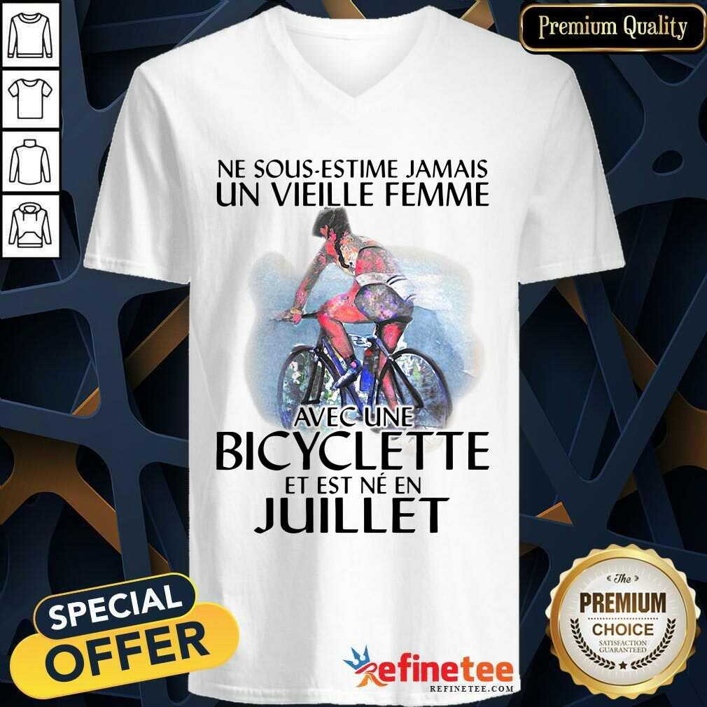 pro-ne-sous-estimez-jamais-un-vieille-femme-avec-une-bicyclette-et-est-ne-en-juillet-v-neck.jpg