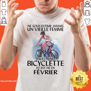 Cute Ne Sous Estimez Jamais Un Vieille Femme Avec Une Bicyclette Et Est Ne En Fevrier Shirt