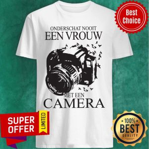 Awesome Onderschat Nooit Een Vrouw Met Een Camera Shirt