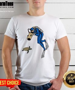 Good Vintage Scuba Diver Photographing A Turtle Urm T-Shirt