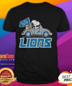 Alt Text: Awesome lions in a car wearing Snoopy special T-shirts, showcasing a fun and vibrant adventure.