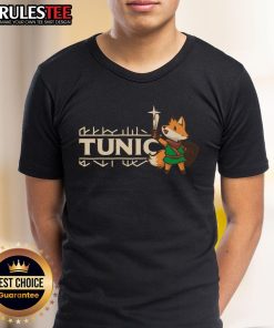 Awesome Tunic Fox Vintage Gamer T-Shirt featuring a retro gaming design perfect for gamers and vintage style enthusiasts.