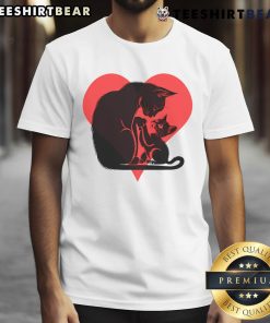 Pretty lovely cat mom with kitten heart design on T-shirt, perfect for cat lovers and feline enthusiasts.