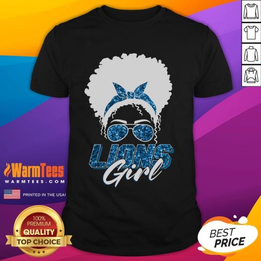 Cute lions girl bandana with afro hair on a football fan t-shirt, perfect for sports enthusiasts and animal lovers.