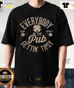 Premium Everybody In The Pub Getting Tipsy T-Shirt featuring a fun design perfect for casual outings and pub gatherings.