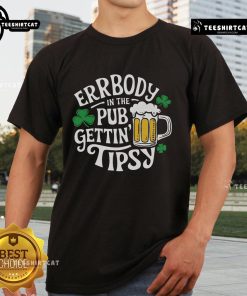 Top Everybody In The Club Gettin Tipsy St Patricks Day T-Shirt featuring festive green design and fun typography.