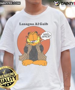 Nice Garfield Lasagna Al Gaib T-Shirt featuring a vibrant graphic of Garfield enjoying lasagna, perfect for fans.