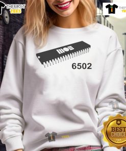 Retro sweatshirt featuring the Nice Mos 6502 CPU design, perfect for tech enthusiasts and vintage computer fans.