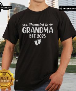 Nice Soon To Be Grandma 2025 T-Shirt design celebrating promotion to grandma, stylish and perfect for expectant grandmothers.